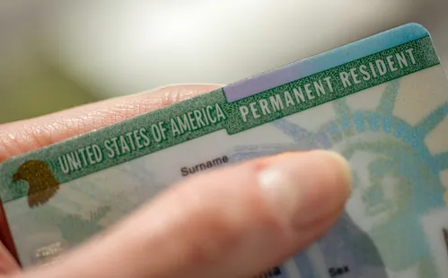 
          Imagem ilustrativa da imagem EUA determina que imigrantes voltem a país de origem para solicitar green card
          