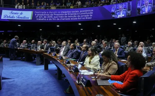 
          Imagem ilustrativa da imagem Empresários atacam PEC 6x1 no Senado; sindicatos e governo defendem
          