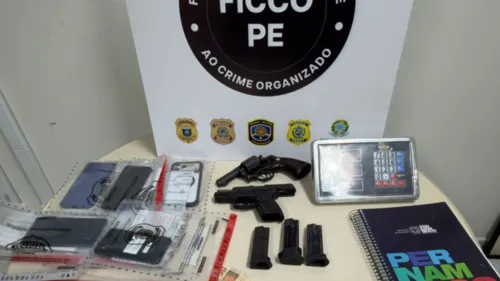 
          Imagem ilustrativa da imagem FICCO/PE deflagra Operação Non Maneat contra o tráfico de drogas e armas em PE
          