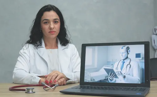 
          Imagem ilustrativa da imagem Falsos médicos criados com IA põem saúde de idosos em risco
          