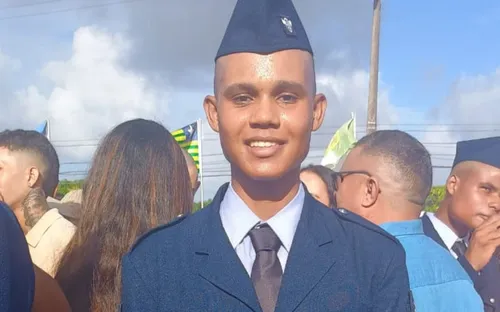
          Imagem ilustrativa da imagem Desespero e pistas falsas marcam buscas por jovem da FAB desaparecido no Recife
          