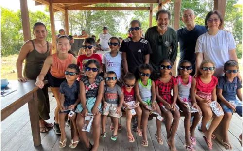 
          Imagem ilustrativa da imagem Família chinesa acolhida no Recife trata olhos de indígenas na Amazônia
          