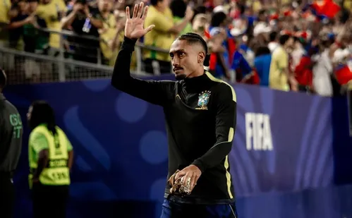
          Imagem ilustrativa da imagem Festejado, Raphinha treina e se aproxima de retorno à Copa do Mundo
          