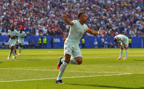 
          Imagem ilustrativa da imagem França vence Marrocos e vai à semifinal da Copa graças a Mbappé e Dembelé
          