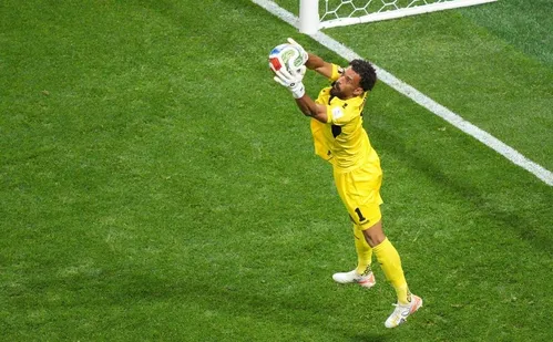 
          Imagem ilustrativa da imagem Goleiro Vozinha e ferrolho de Cabo Verde seguram a poderosa Espanha
          