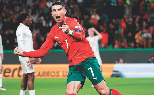 
          Imagem ilustrativa da imagem CR7 vê Portugal forte na Copa do Mundo e destaca qualidade da equipe lusitana
          