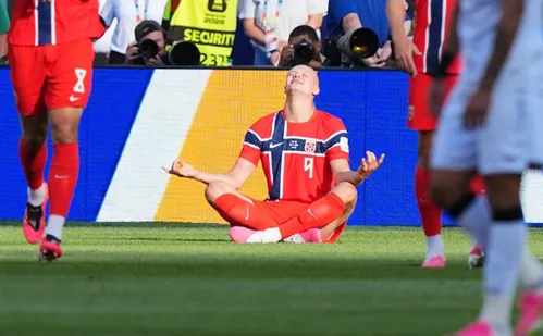 
          Imagem ilustrativa da imagem Haaland brilha em duelo de artilheiros, faz dois e comanda goleada da Noruega
          