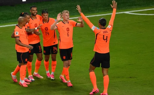 
          Imagem ilustrativa da imagem Holanda supera Tunísia, foge do Brasil e pega Marrocos no mata-mata
          