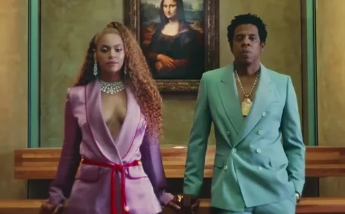 
          Imagem ilustrativa da imagem Homem é preso após bater carro no portão de Jay-Z e Beyoncé
          
