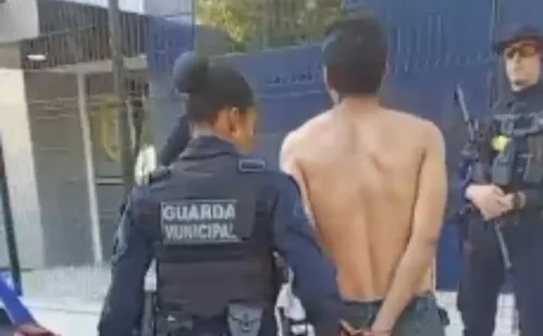 
          Imagem ilustrativa da imagem Homem é preso após ser flagrado agredindo a própria companheira em Vitória
          