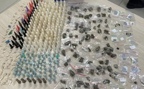 
          Imagem ilustrativa da imagem Homem é preso e drogas são apreendidas em Cariacica
          