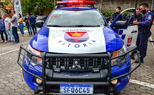 
          Imagem ilustrativa da imagem Homem pede para ser preso e tenta depredar veículo durante procissão em Vitória
          