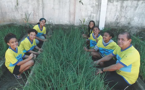 
          Imagem ilustrativa da imagem Horta em escola na Serra: uma aula de alimentação saudável e respeito à natureza
          
