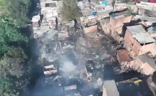 
          Imagem ilustrativa da imagem Incêndio destrói 150 casas em comunidade na zona sul de São Paulo
          