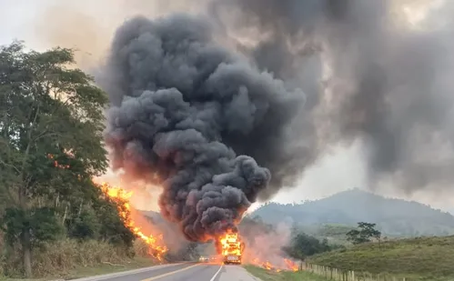 
          Imagem ilustrativa da imagem Incêndio em caminhão cegonha com carros elétricos interdita trânsito na BR-101
          