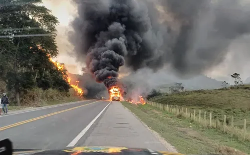 
          Imagem ilustrativa da imagem Incêndio em caminhão cegonha com carros elétricos interdita trânsito na BR-101
          