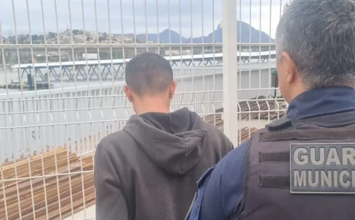
          Imagem ilustrativa da imagem Integrante de facção é preso tentando embarcar para SP na rodoviária de Vitória
          