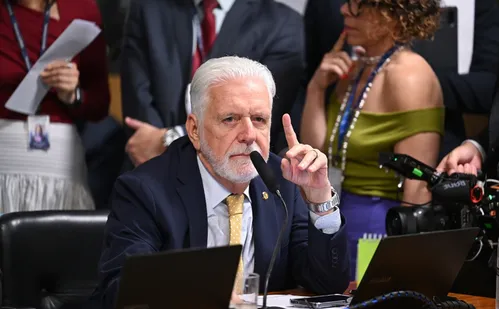 
          Imagem ilustrativa da imagem Jaques Wagner deixa liderança do governo no Senado após ser alvo da PF
          