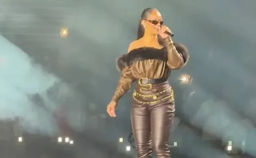 
          Imagem ilustrativa da imagem Jay-Z faz Rihanna subir ao palco em show e artista brinca: 'Estou meio enferrujada'
          