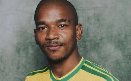 
          Imagem ilustrativa da imagem Jayden Adams, que disputou a Copa do Mundo pela África do Sul, morre aos 25 anos
          