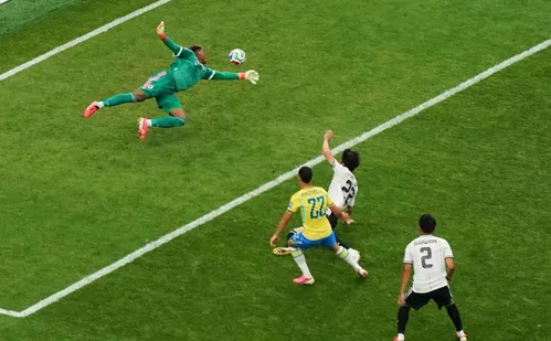 
          Imagem ilustrativa da imagem Jornais 'cornetam' Brasil após virada contra o Japão na Copa: 'Foi graças à camisa'
          