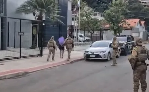 
          Imagem ilustrativa da imagem Jovem é preso após descumprir medida protetiva e ameaçar ex de morte em Cariacica
          