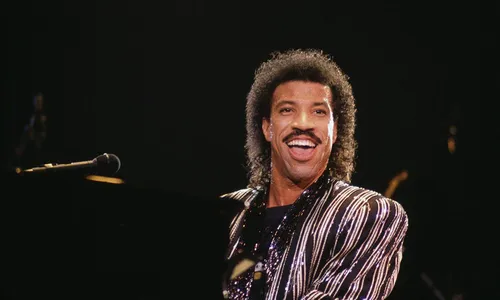 
          Imagem ilustrativa da imagem Lionel Richie tranquiliza fãs após ter passado mal em show nos Estados Unidos
          