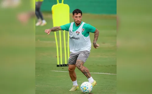 
          Imagem ilustrativa da imagem Lucho Acosta renova contrato e vai ficar no Fluminense por mais 1 ano
          