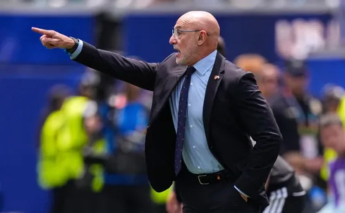 
          Imagem ilustrativa da imagem Luis de la Fuente exalta elenco da Espanha após classificação na Copa
          