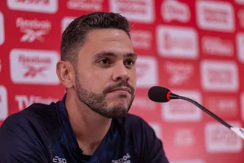 
          Imagem ilustrativa da imagem Luiz Felipe agride companheiro e é suspenso no Náutico
          