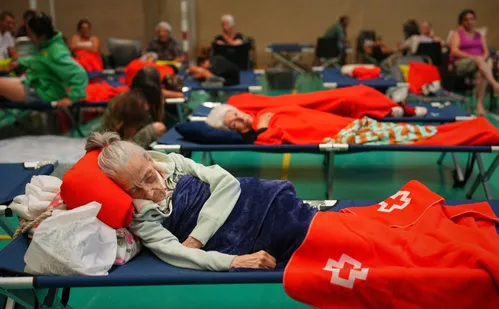 
          Imagem ilustrativa da imagem Mais de 200 mil pessoas são evacuados por incêndios florestais na França e Espanha
          