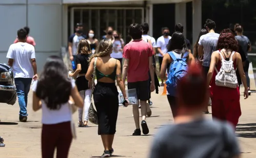 
          Imagem ilustrativa da imagem Mais de 54% dos graduandos já abandonaram curso para cuidar dos filhos
          