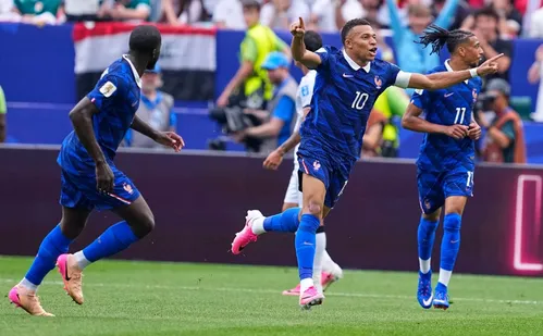 
          Imagem ilustrativa da imagem Mbappé classifica a França à 2ª fase da Copa e continua à caça de Messi
          