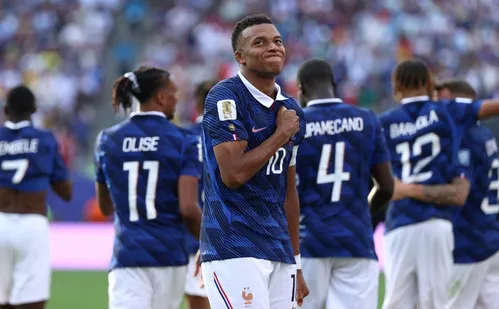 
          Imagem ilustrativa da imagem Mbappé destrói Suécia, Olise dá show e França vai às oitavas da Copa
          