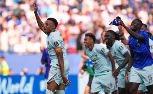 
          Imagem ilustrativa da imagem Mbappé exalta força da França: 'Mostramos que podemos ganhar de qualquer seleção"
          