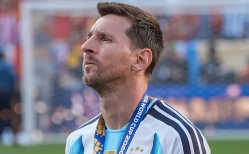 
          Imagem ilustrativa da imagem Messi lamenta após vice da Argentina e diz que 'vai demorar para a ferida fechar'
          