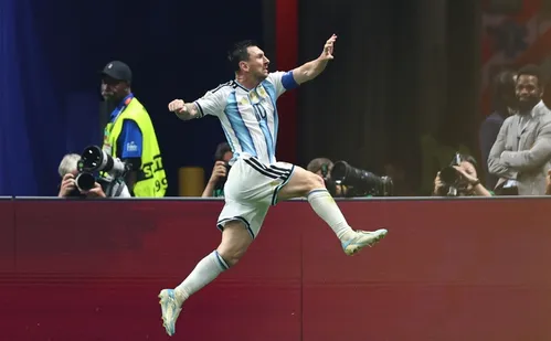
          Imagem ilustrativa da imagem Messi ressucita a Argentina, vira jogo perdido e coloca campeã nas quartas
          
