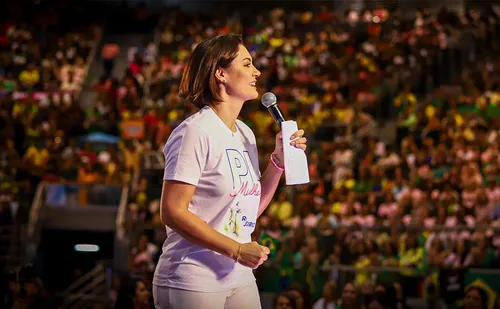 
          Imagem ilustrativa da imagem Michelle Bolsonaro convoca apoiadores a fiscalizarem transparência das eleições
          
