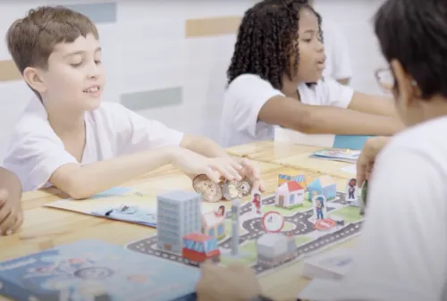 
          Imagem ilustrativa da imagem Microkids lança metodologia para professores na era da IA
          