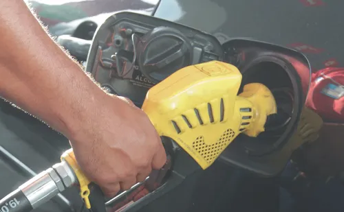 
          Imagem ilustrativa da imagem Ministério Público entra na Justiça para barrar a “nova gasolina”
          