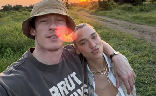 
          Imagem ilustrativa da imagem Moradores protestam contra casamento de Dua Lipa na Itália
          