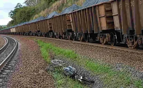 
          Imagem ilustrativa da imagem Motociclista morre atropelado por trem no Noroeste do ES
          