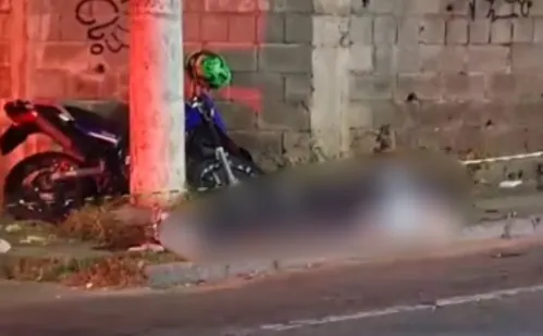 
          Imagem ilustrativa da imagem VÍDEO | Motociclista morre após colidir com moto e bater em muro em Cariacica
          