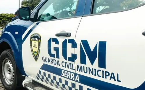 
          Imagem ilustrativa da imagem Motorista de aplicativo bate em viatura durante sequestro na Serra
          