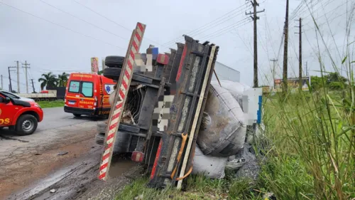 
          Imagem ilustrativa da imagem Motorista de caminhão morre após bater em carreta parada fora da via na BR-101
          
