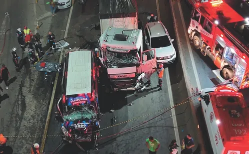 
          Imagem ilustrativa da imagem Motorista preso após engavetamento que deixou dois mortos no Contorno
          