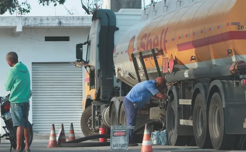 
          Imagem ilustrativa da imagem Motoristas que transportam combustíveis anunciam greve, mas sindicato tranquiliza
          