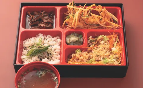 
          Imagem ilustrativa da imagem Muito além do sushi: veja os elementos da culinária oriental que atrai fãs
          
