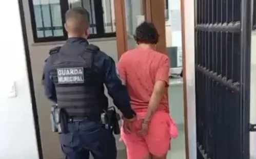 
          Imagem ilustrativa da imagem Mulher ataca guardas municipais e é detida com pinos de cocaína em Vitória
          