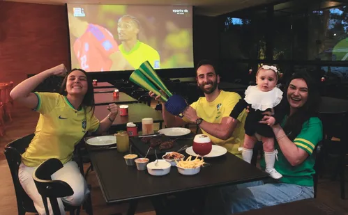 
          Imagem ilustrativa da imagem Música e atrações até para crianças durante jogo do Brasil
          
